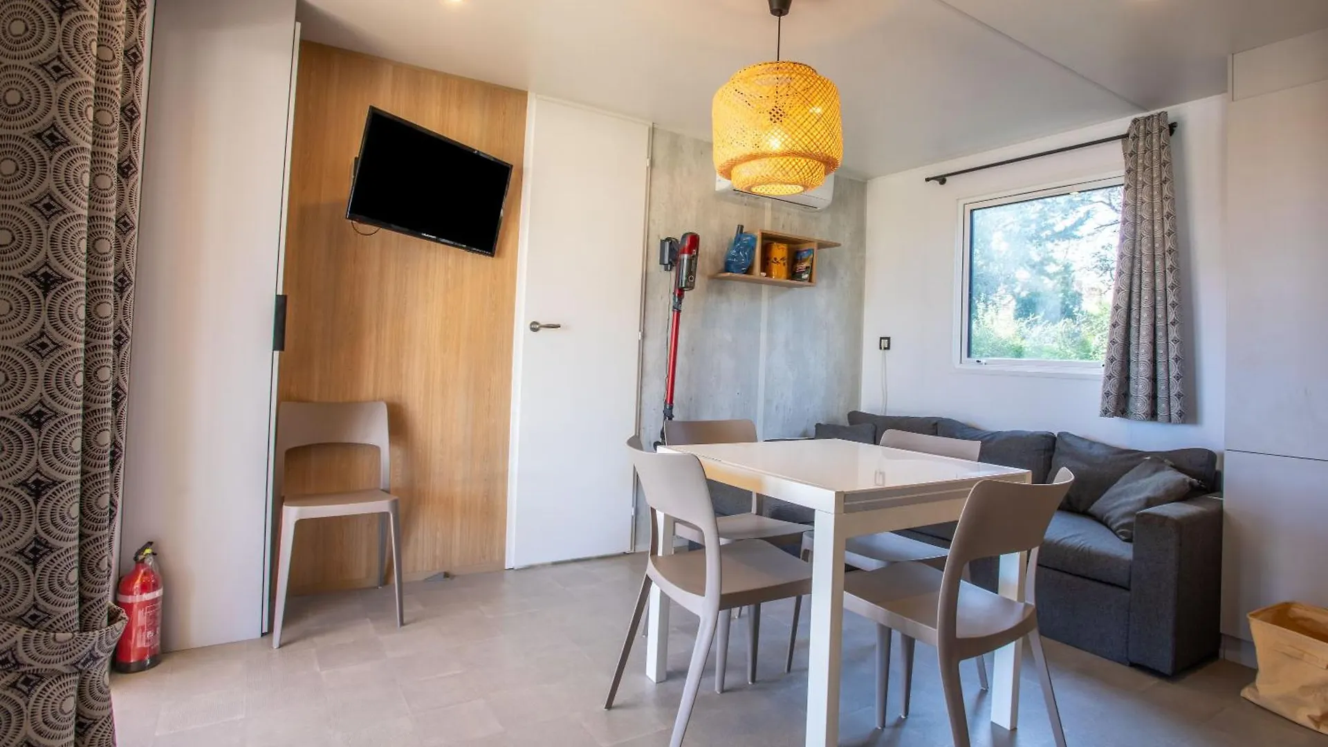 רוקברון-סור-ארז'נס Chalet Chic 0*,